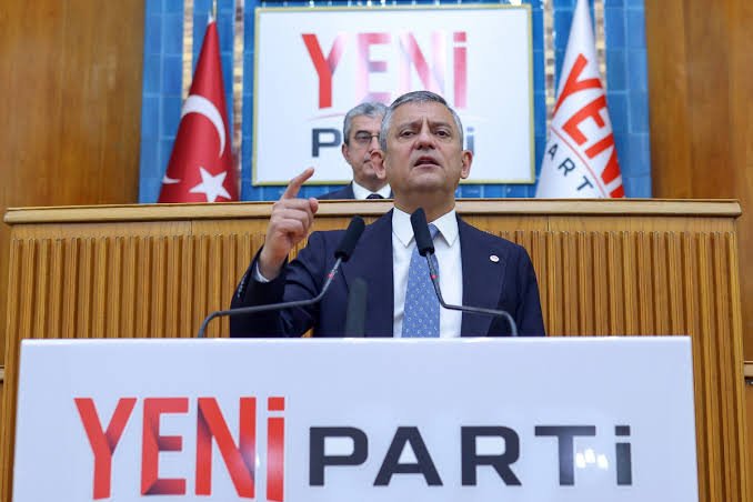 'Sütte leke var, onda yok' demişti... Özel, pişmanlığını açıkladı: Bu el bu kafa kırılaydı!