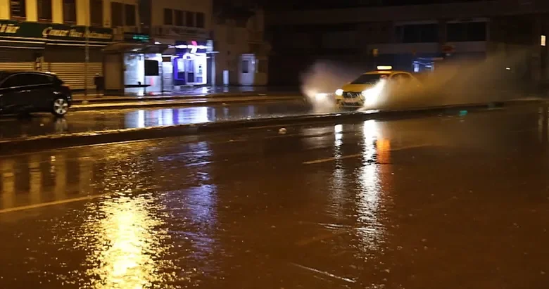 İzmir'de gece saatlerinde sağanak yağış etkili oldu