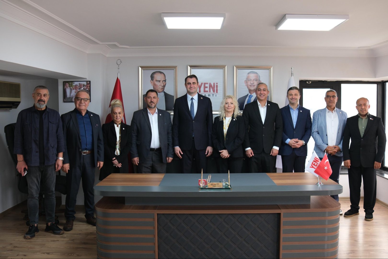 Karşıyaka'da CHP'den istifa eden meclis üyeleri Yeni Parti'ye katıldı
