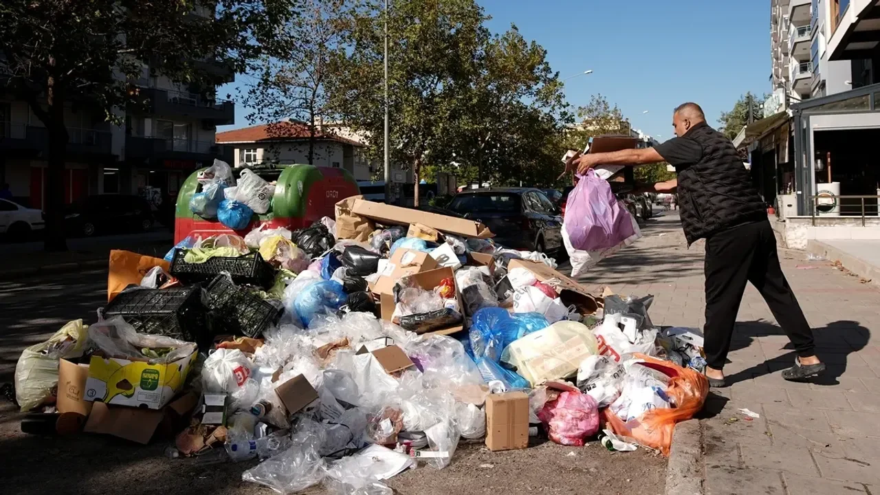 Çöp krizi devam ederken belediyeden açıklama: ÇAÇA'lar gecikti, ihaleye katılım olmadı!