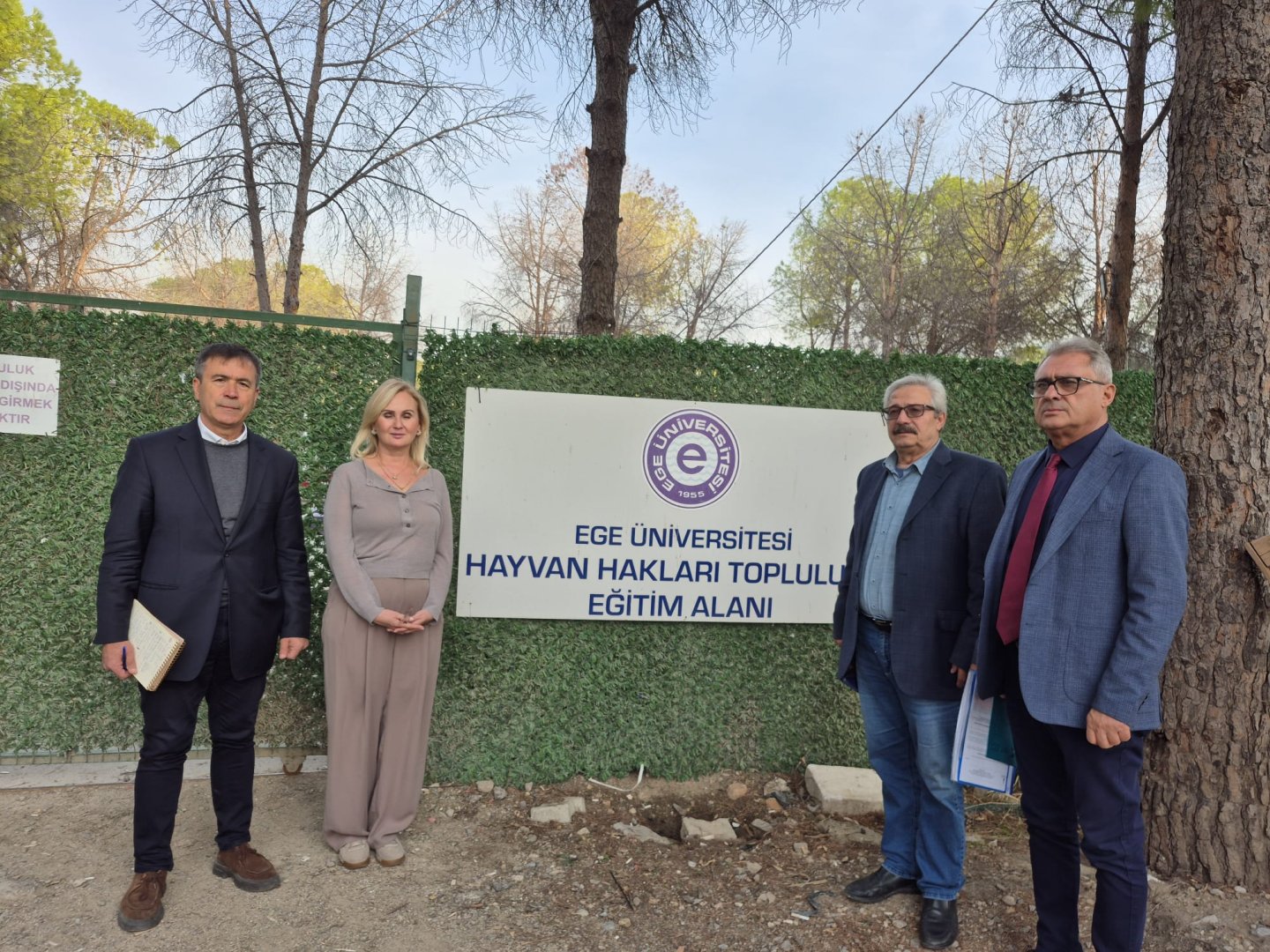 Ege Üniversitesi'nde sokak hayvanları krizi! Meclis üyelerinden kampüse ziyaret
