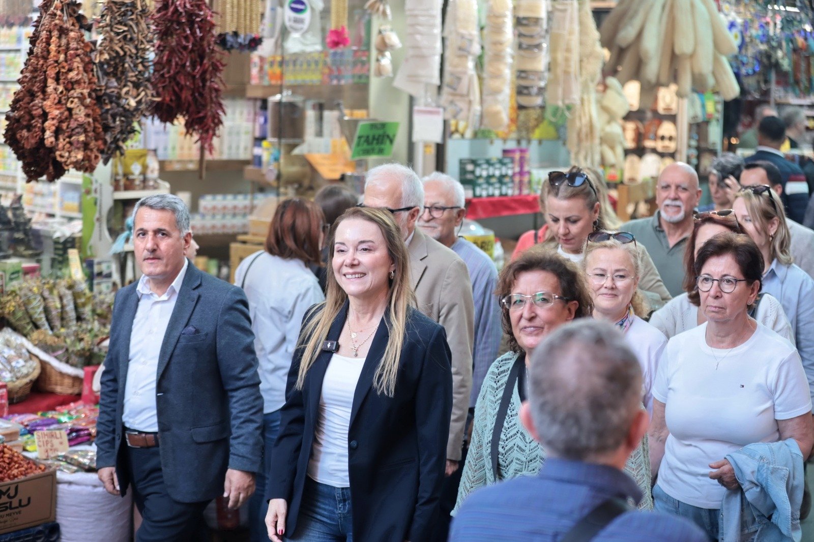 Kemeraltı Festivali esnafın yüzünü güldürdü